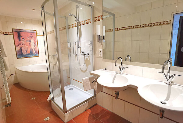 Badezimmer in der Wintergartensuite des Hotels Hochriegel im Bayerischen Wald